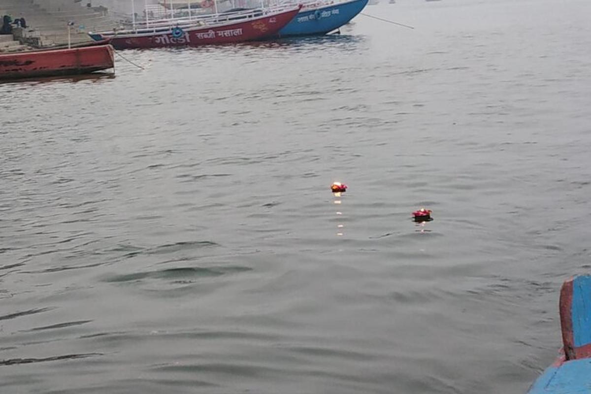 duas bolas na água com barcos na água
