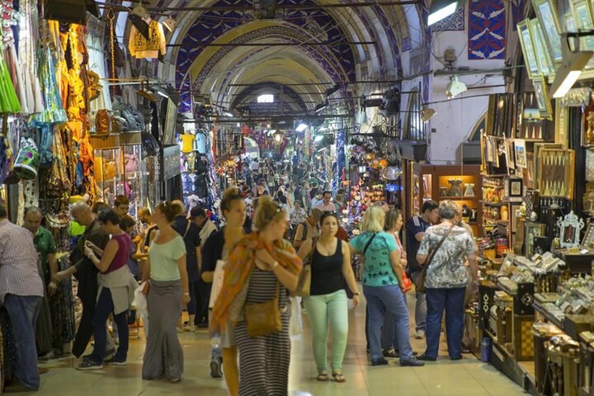una multitud de personas caminando por un mercado en una tienda