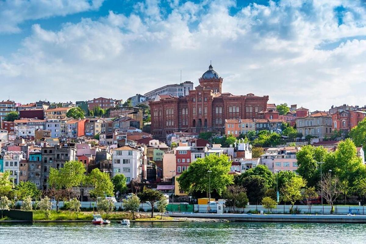 una vista de una ciudad desde el agua