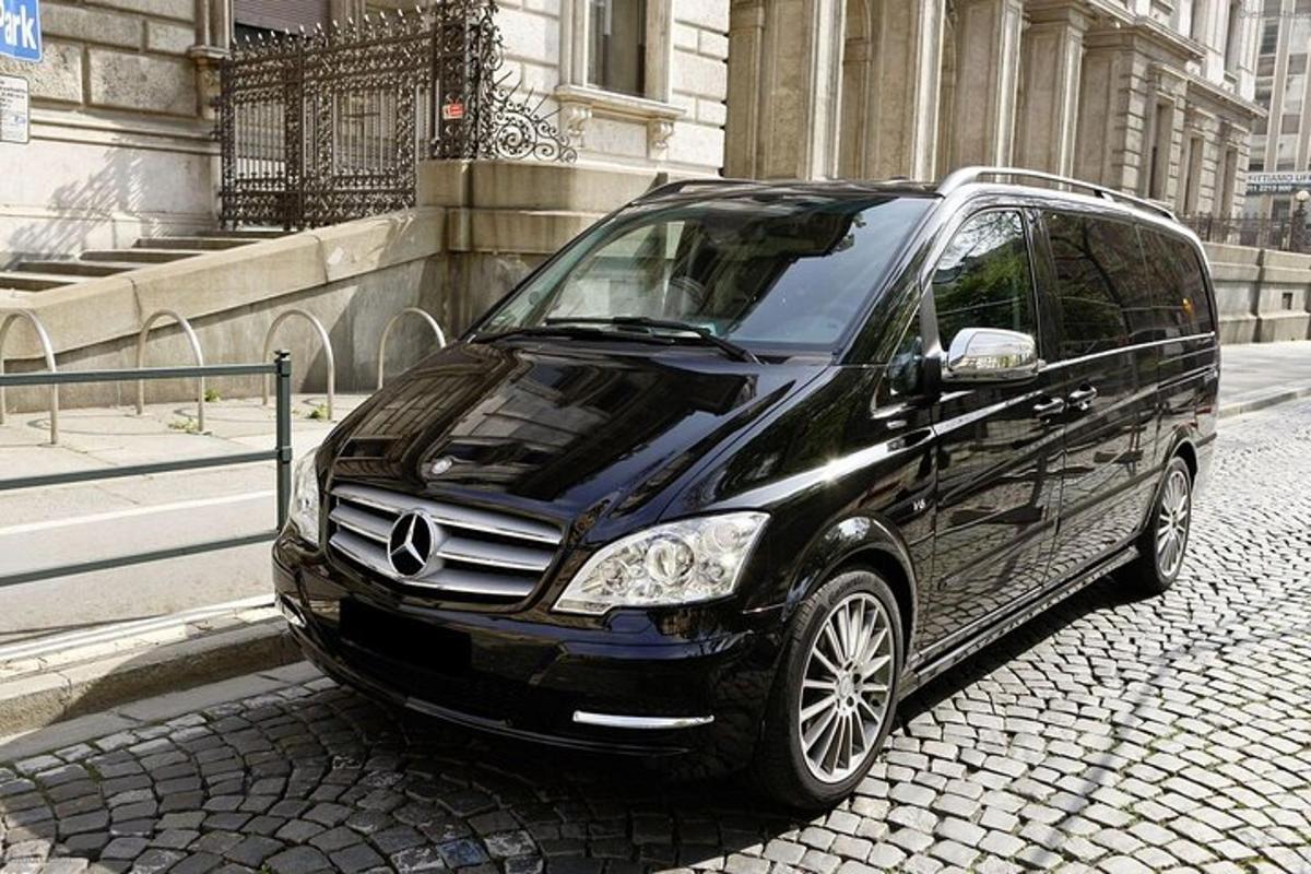 minivan Mercedes Benz zaparkovaný na ulici