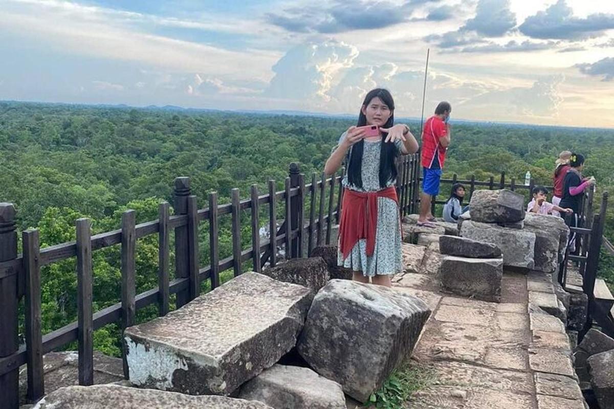 una donna in piedi sulla cima di una montagna