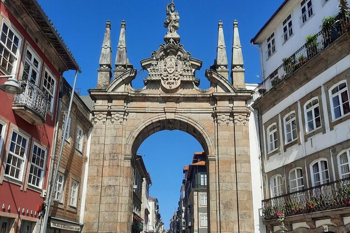 Un edificio con un arco con un reloj encima.