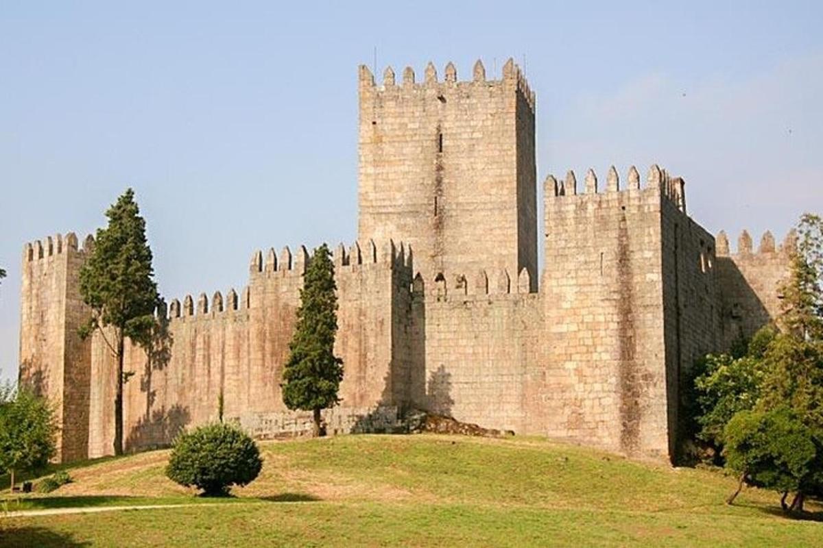 velký cihlový hrad s věží na kopci