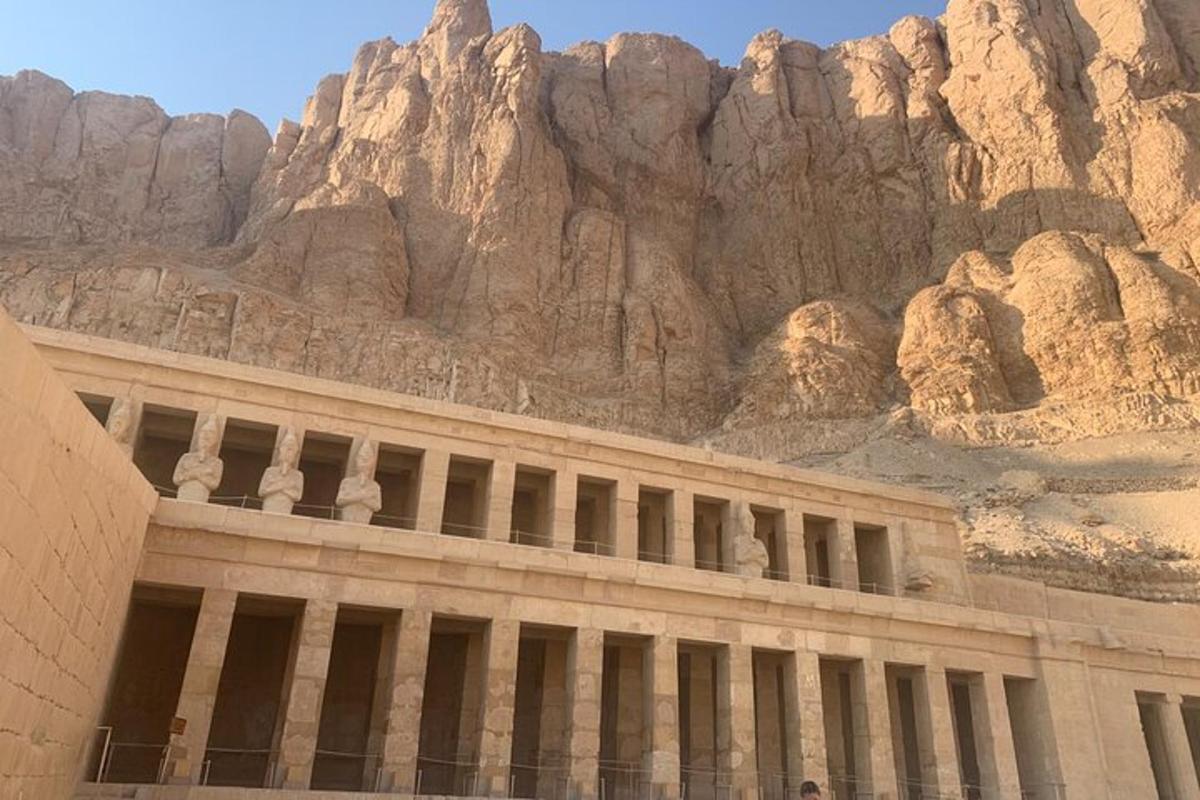 un edificio di fronte a una montagna rocciosa