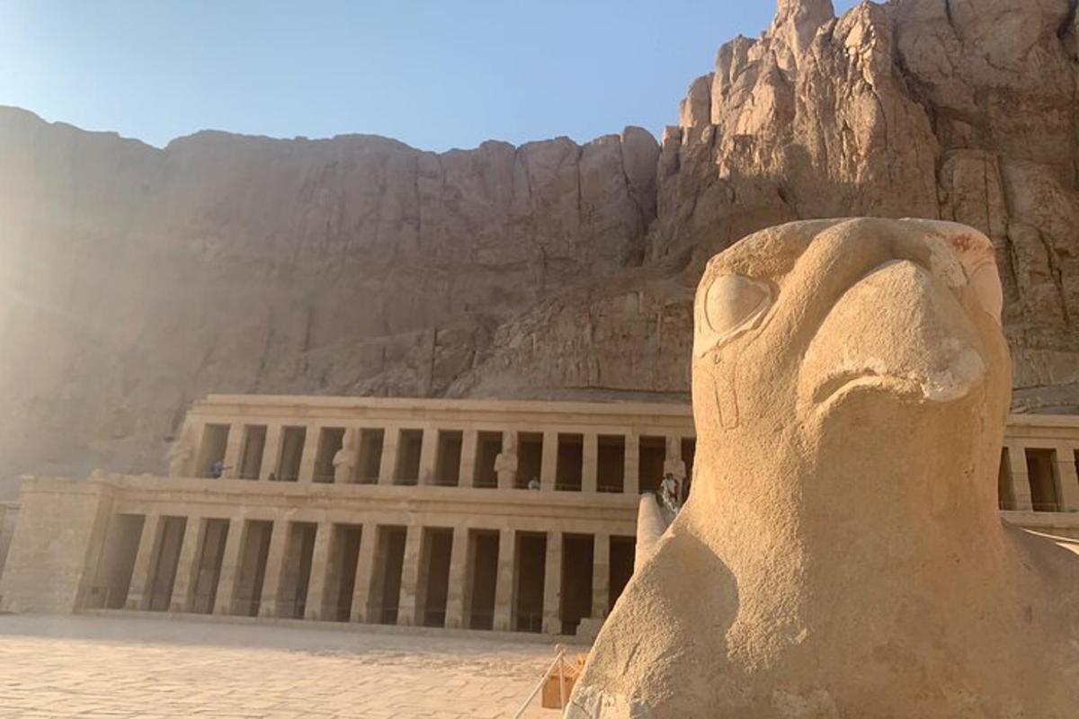 una statua di fronte a un edificio nel deserto