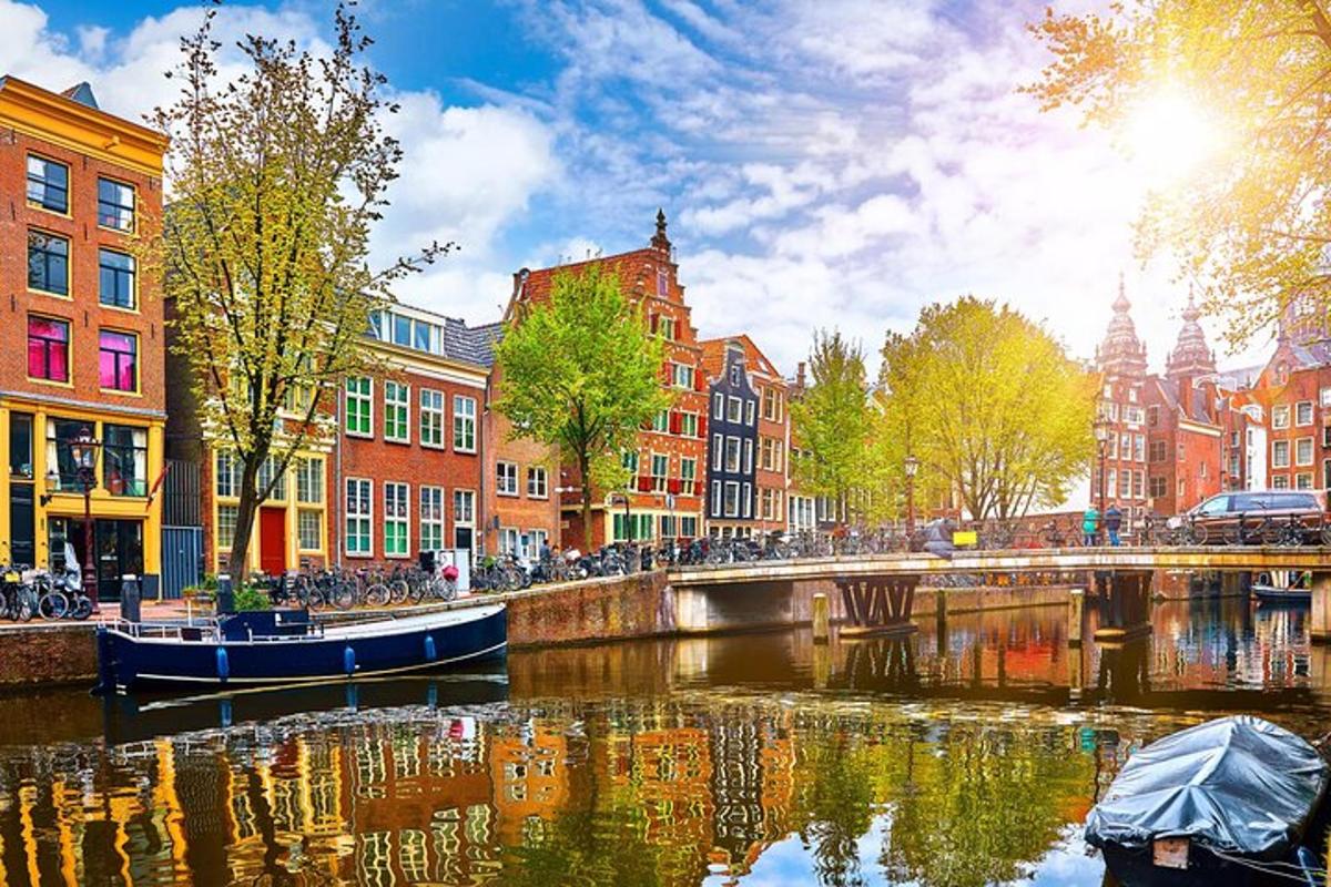 eine Stadt mit Gebäuden und einem Fluss mit Booten