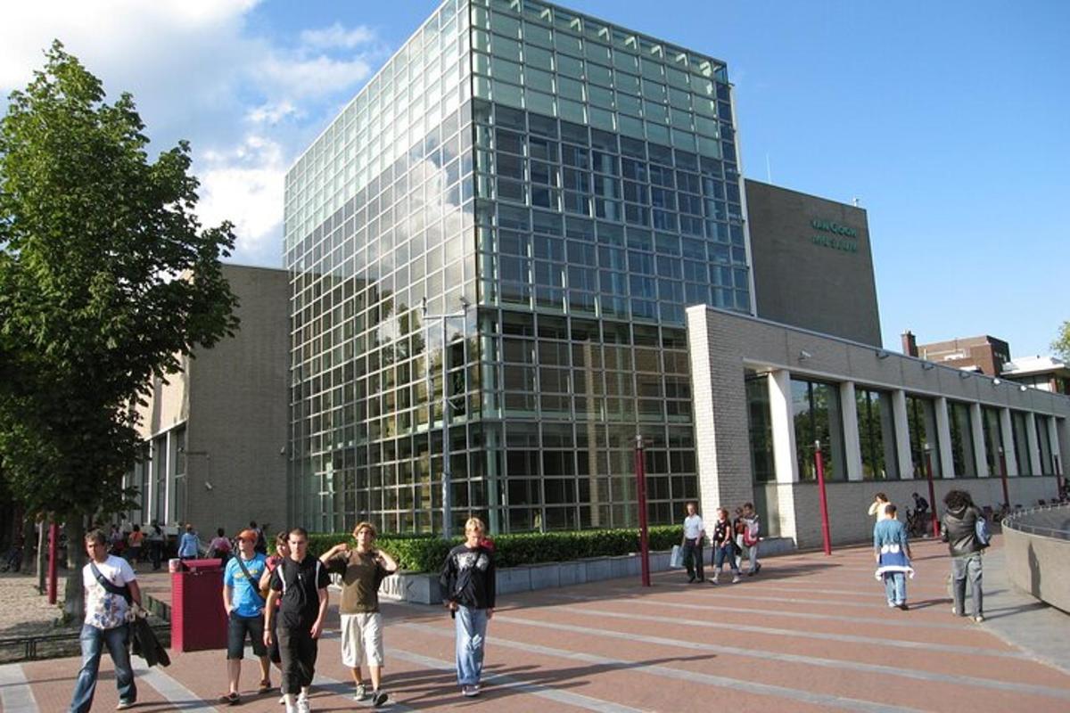 eine Gruppe von Menschen, die vor einem Glasgebäude spazieren gehen