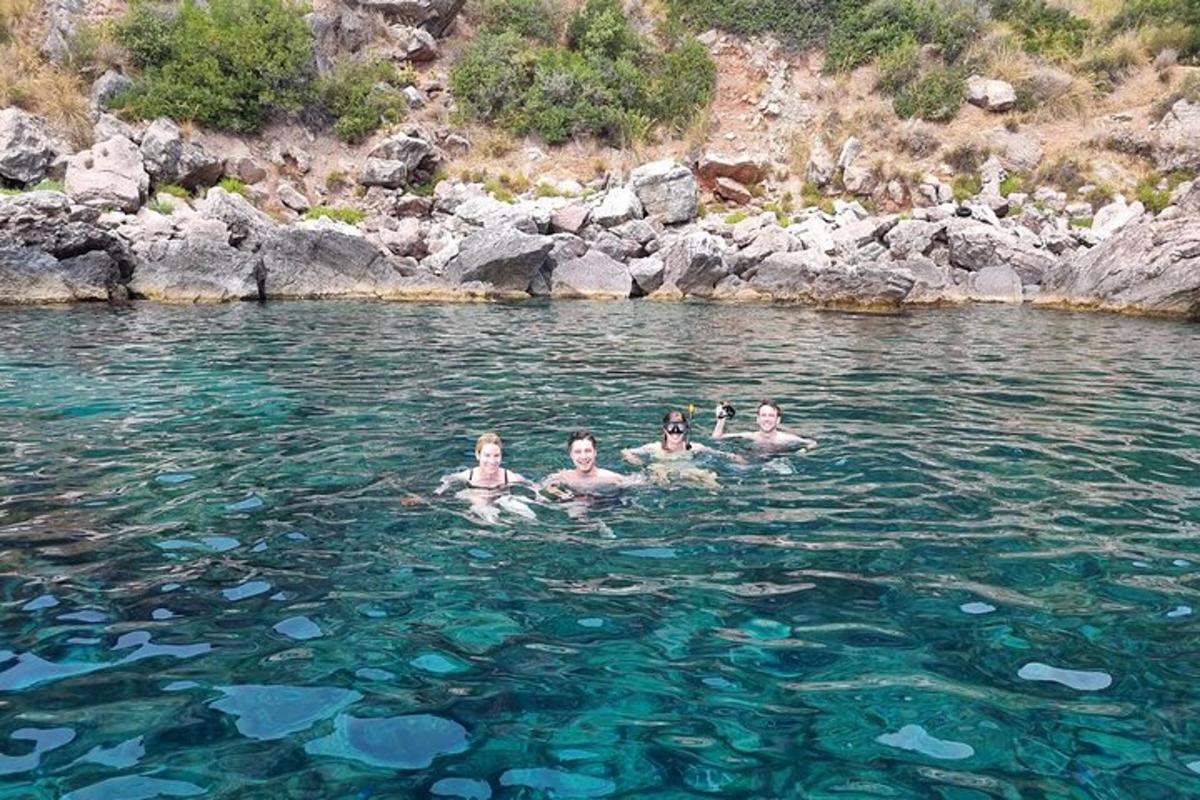 sekumpulan orang berenang di dalam air