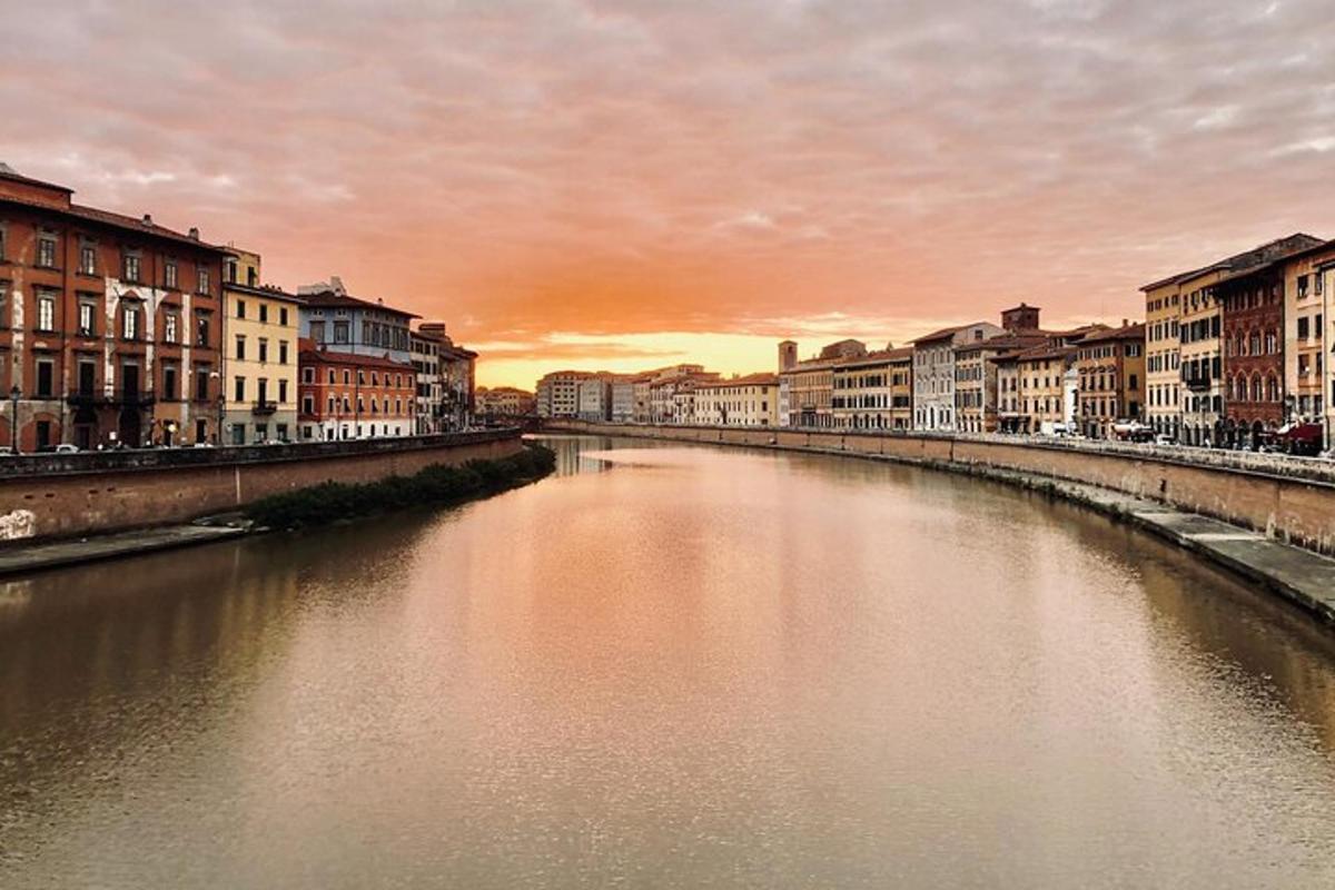 una vista di un fiume in una città con edifici