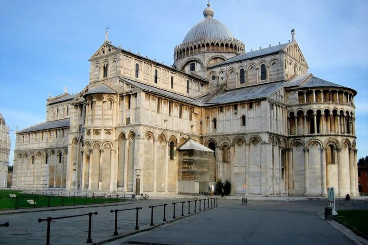 un grande edificio con una cupola in cima