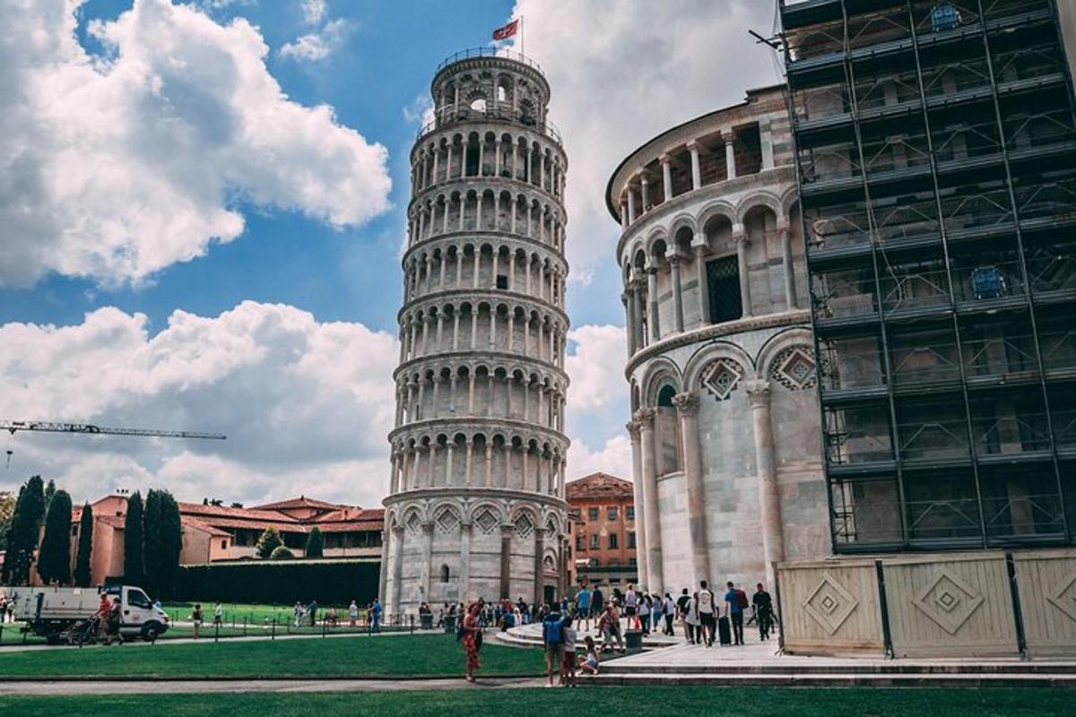 un gruppo di persone in piedi davanti alla torre pendente