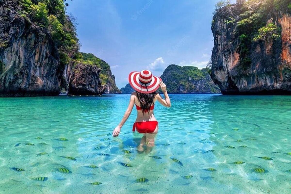 ผู้หญิงสวมหมวกอยู่ในน้ำในมหาสมุทร