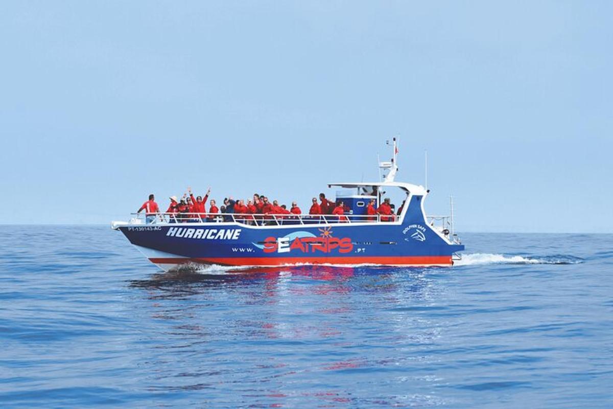 un gruppo di persone su una barca in acqua