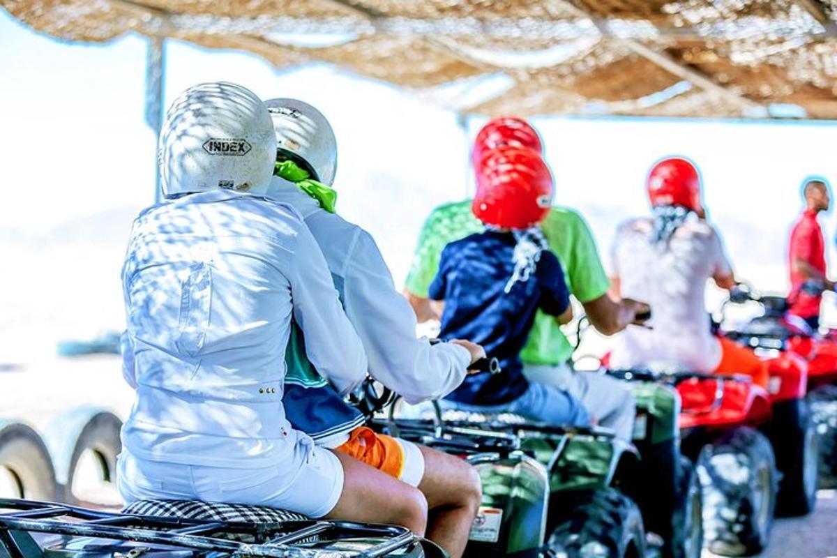 sekelompok orang yang mengendarai sepeda motor