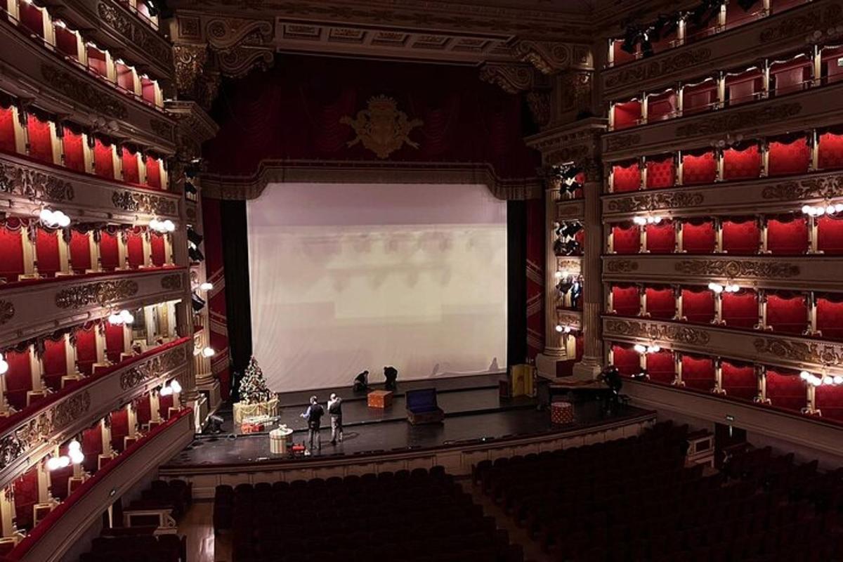 operas nama auditorija ar lielu ekrānu