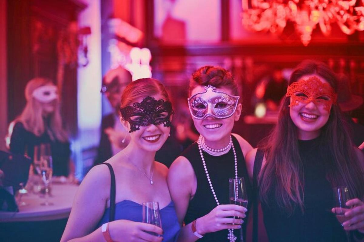 tre donne vestite in costume a una festa