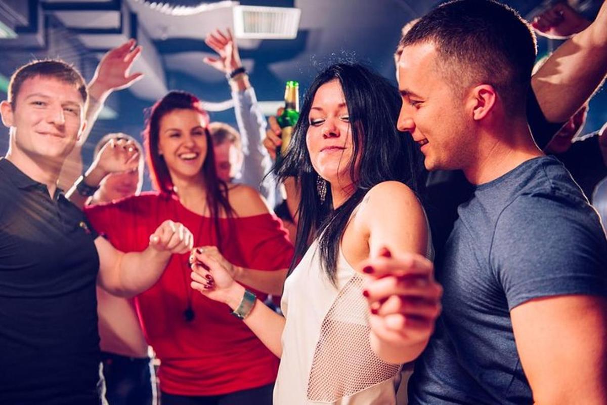 cilvēku grupa, kas stāv pūļa priekšā