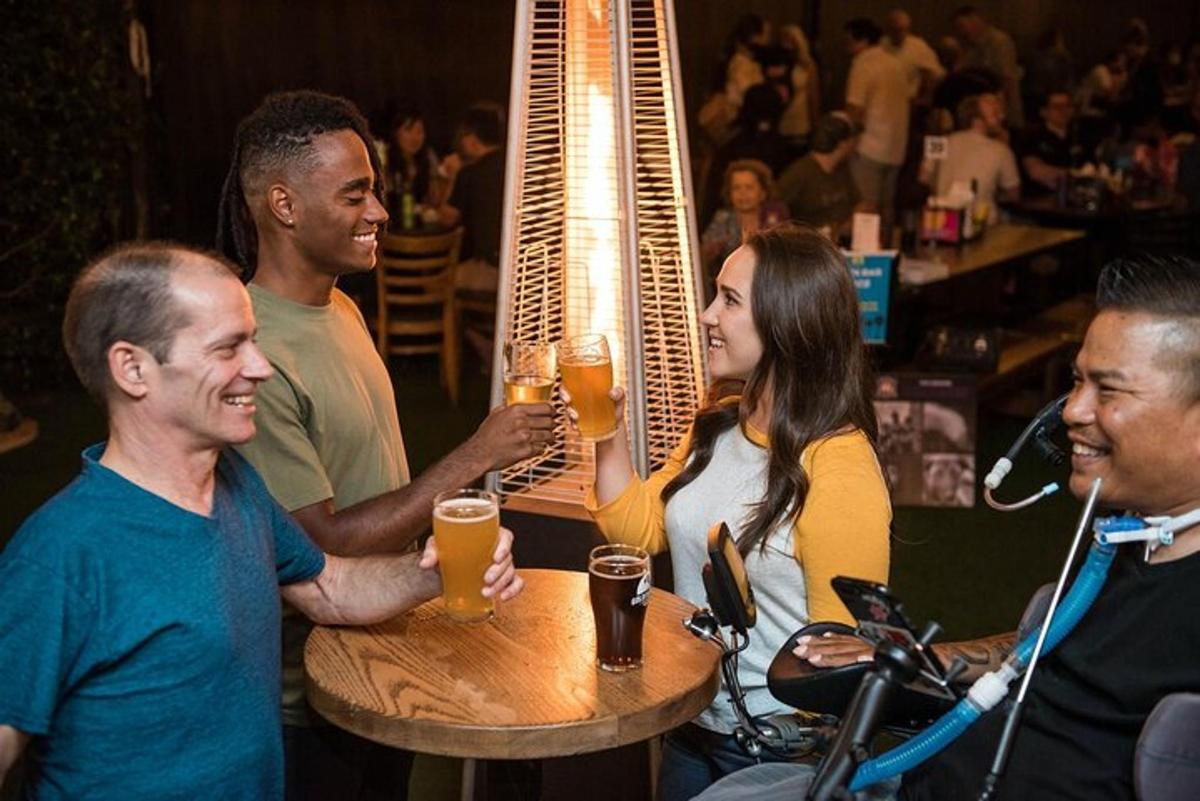 isang grupo ng mga taong umiinom ng beer sa isang bar
