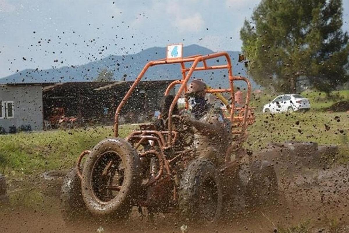 en mand kører på en traktor i mudderet