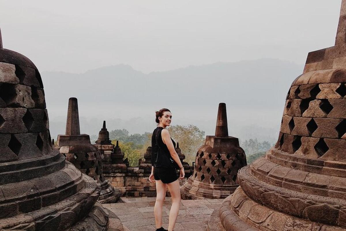 una mujer parada en la cima de un templo