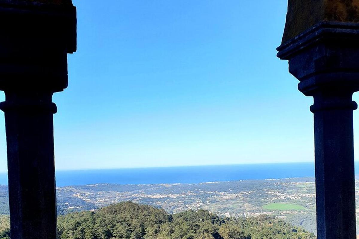 uma vista do oceano de um edifício