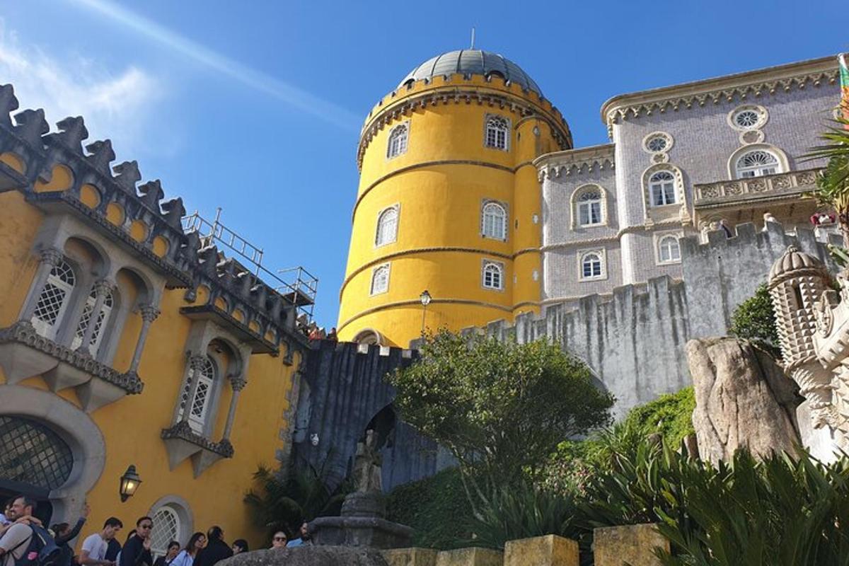 um edifício com uma torre amarela ao lado