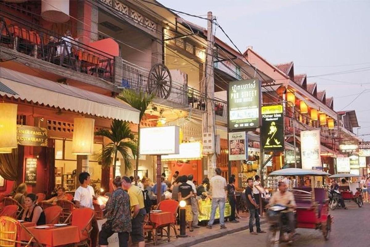 sekumpulan orang berjalan di jalan bandar