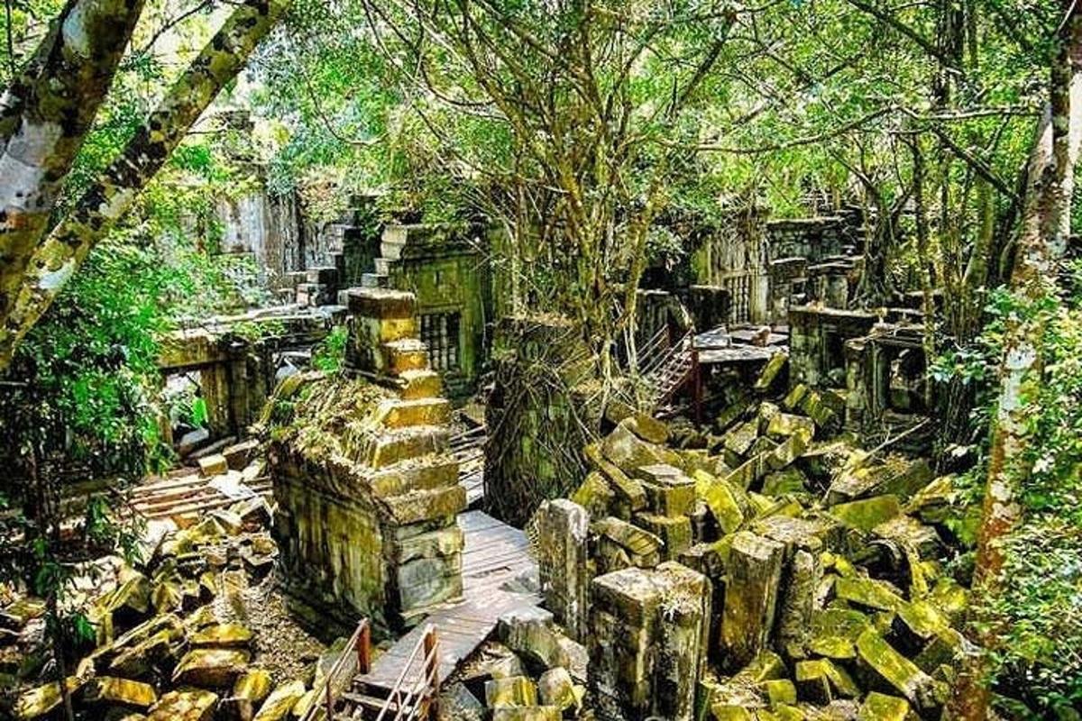 un dipinto di un mucchio di rocce e alberi