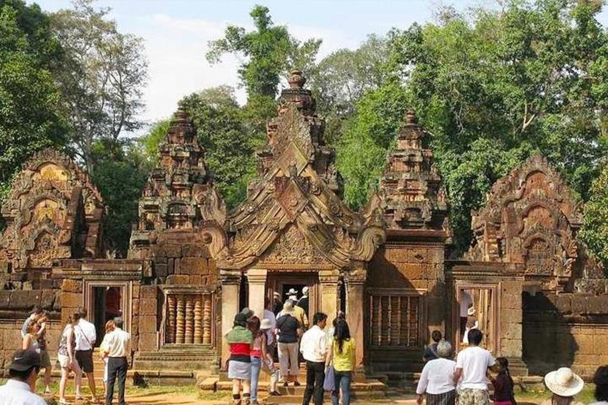 một nhóm người đứng trước một tòa nhà