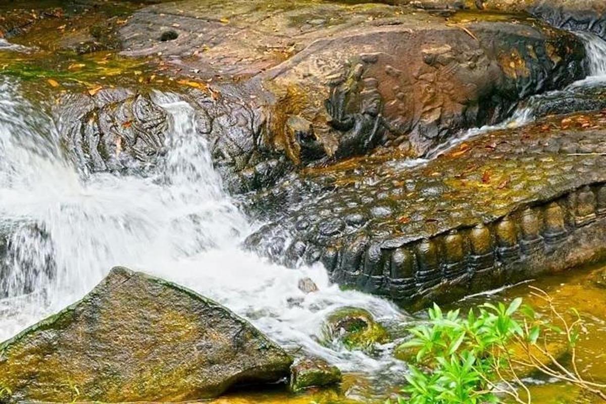 una corriente de agua que corre sobre una gran roca