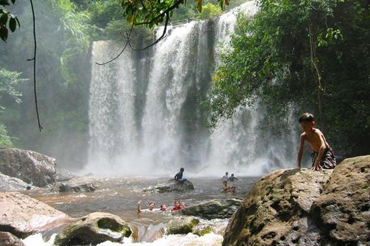 un gruppo di persone che nuotano in una cascata