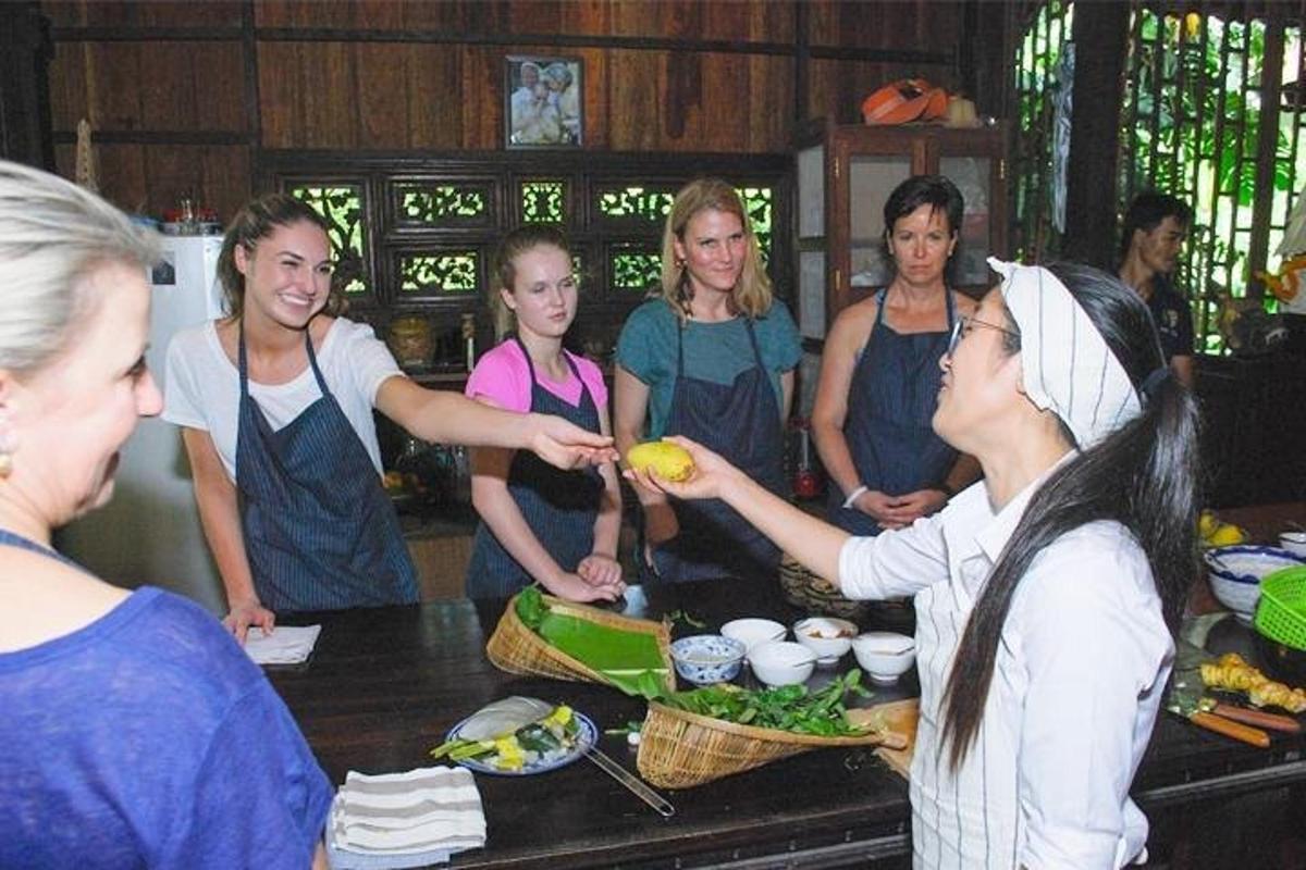 un gruppo di donne in cucina che preparano il cibo