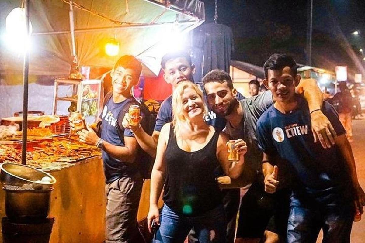 một nhóm người đang tạo dáng chụp ảnh với đồ uống
