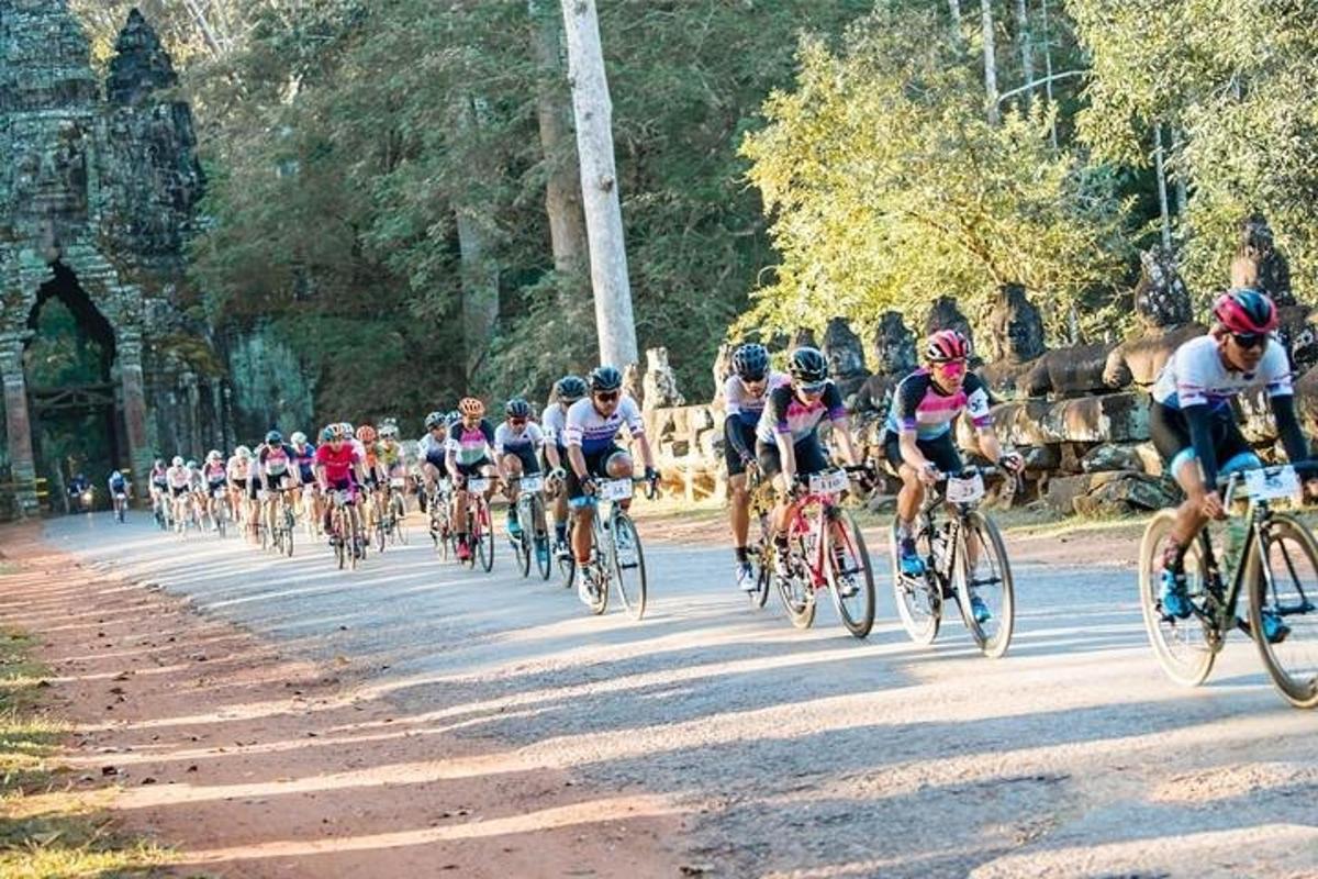 skupina ľudí jazdiacich na bicykloch po ceste
