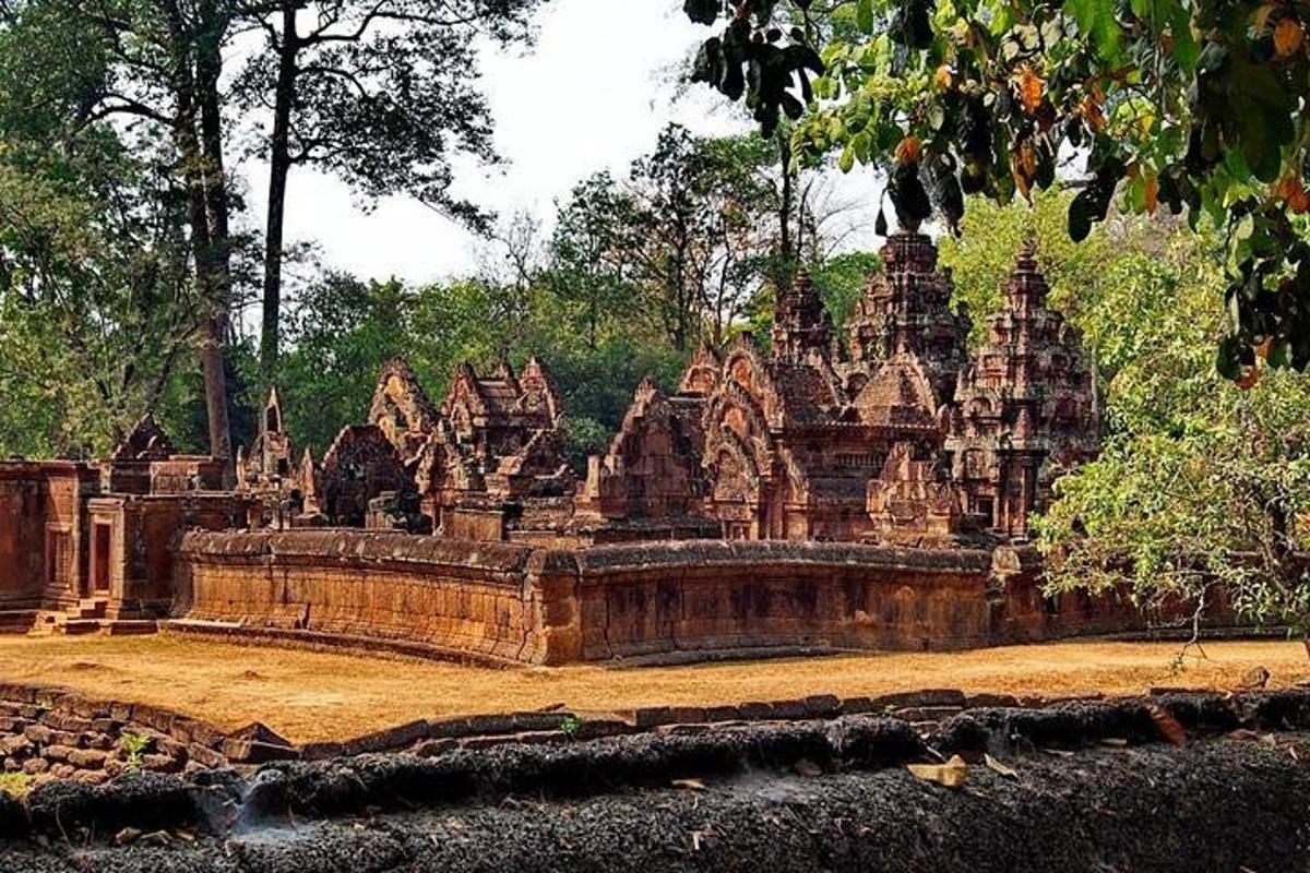 một tòa nhà đá lớn ở giữa cánh đồng
