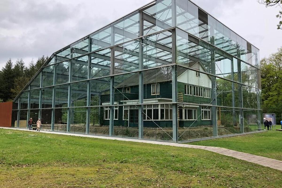 un gran edifici de vidre amb gent caminant davant
