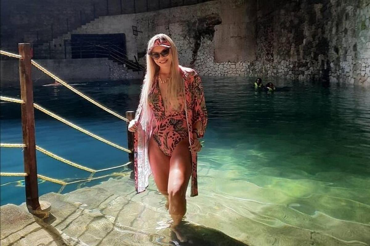 žena stojí v kaluži vody