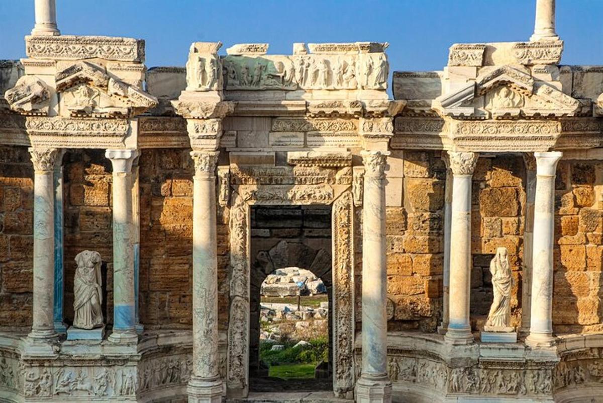 un edificio in pietra con un arco e colonne