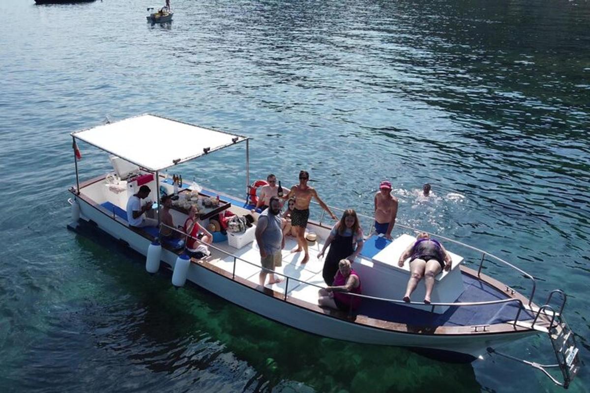 μια ομάδα ανθρώπων σε μια βάρκα στο νερό