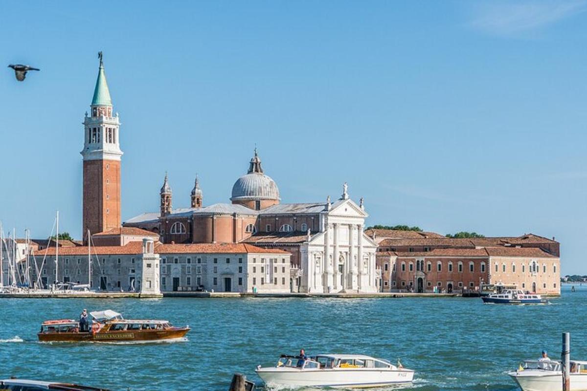 dos vaixells a l'aigua davant d'un edifici