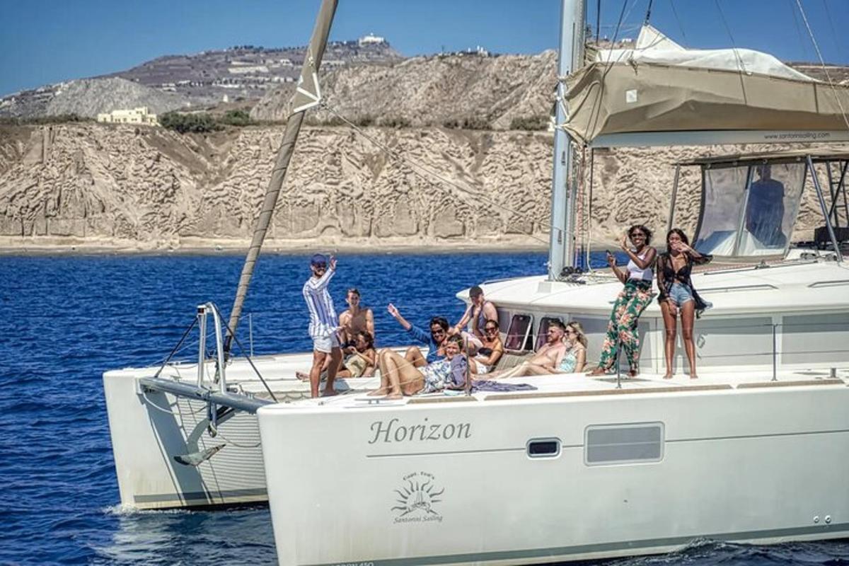 un gruppo di persone su una barca in acqua