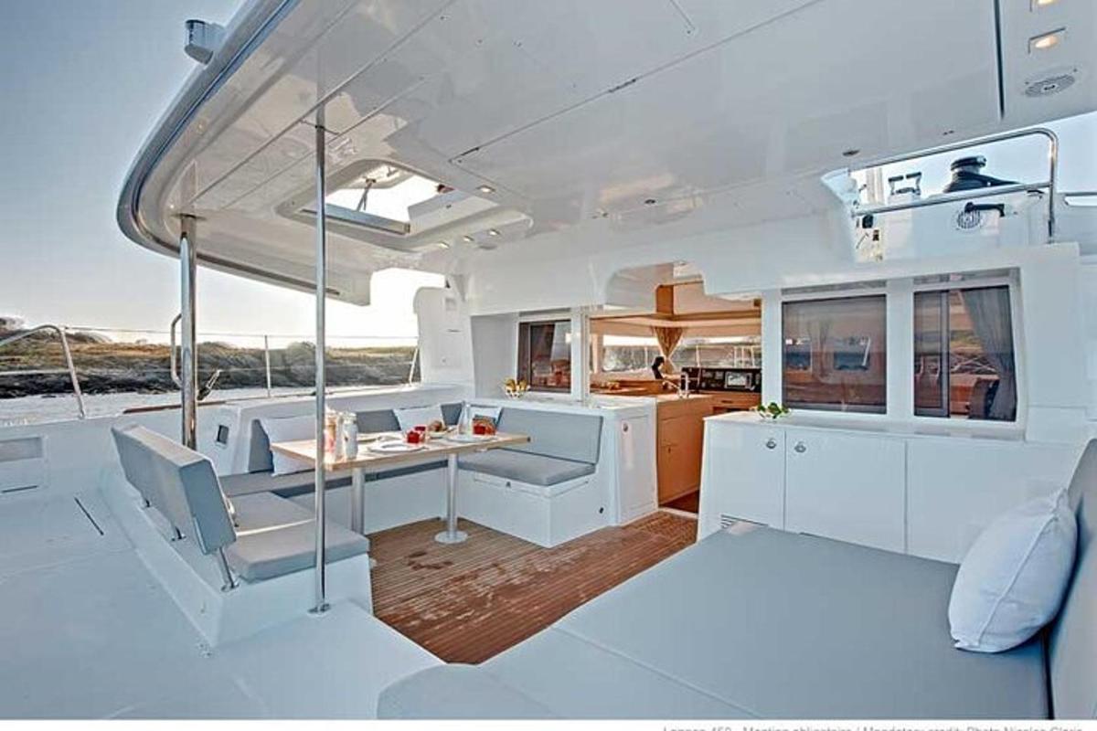 et kjøkken og en spisestue på en yacht