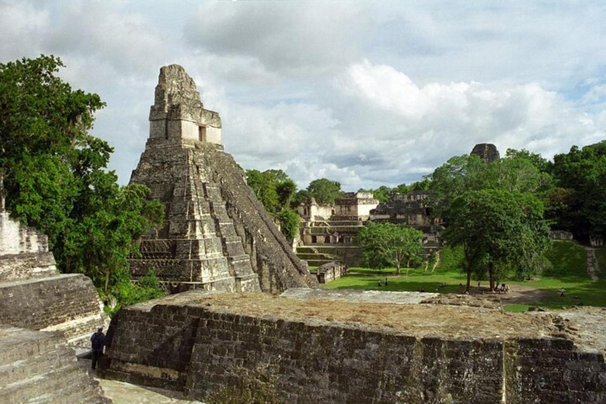 una vista delle rovine di un'antica piramide