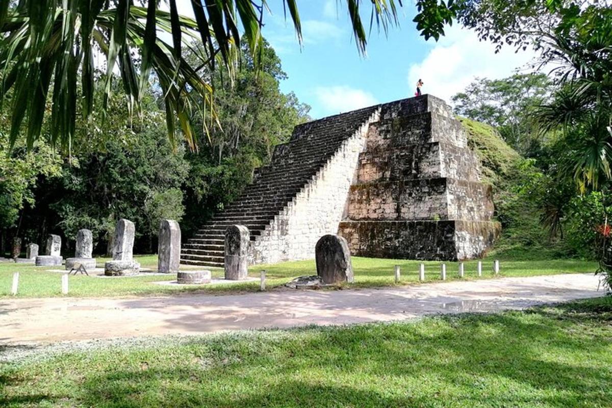una persona in piedi in cima a una piramide