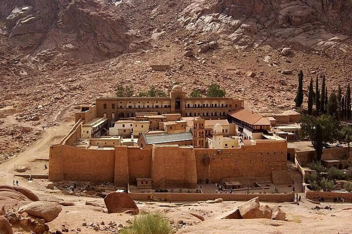 مبنى كبير في وسط الصحراء