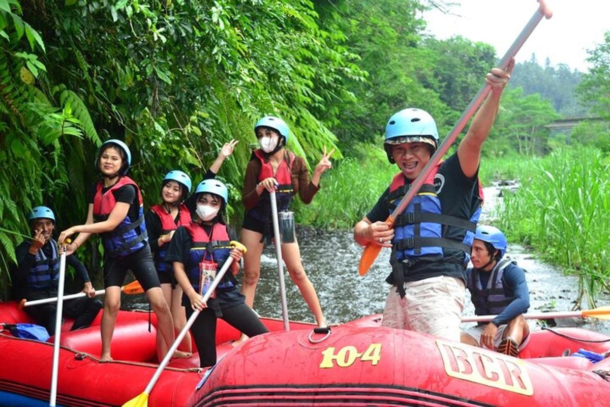 een groep mensen raft op een rivier