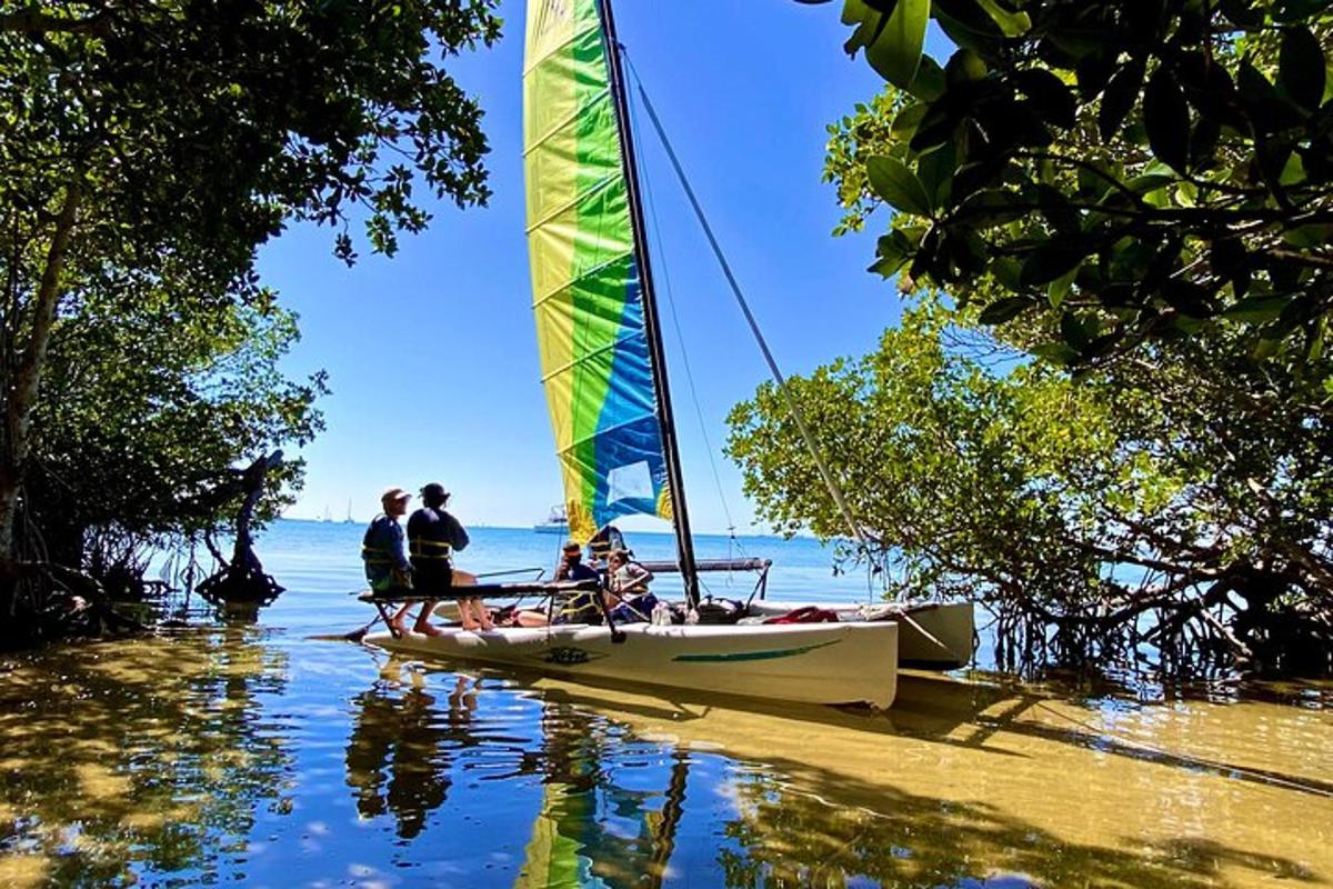 un grupo de personas en un velero en el agua