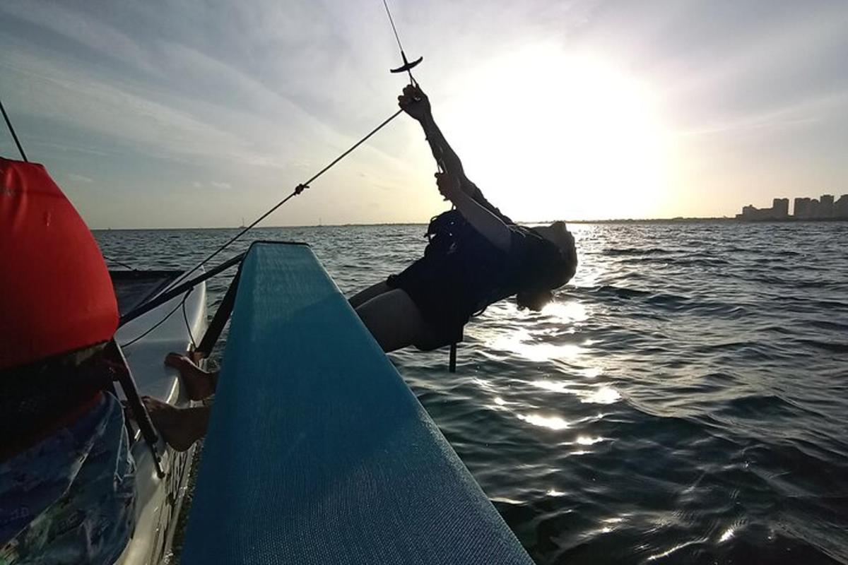una persona está en un barco en el agua