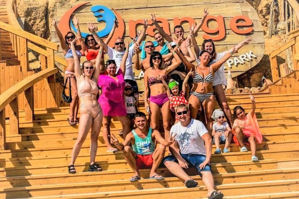 grupp inimesi poseerib trepil pildi jaoks