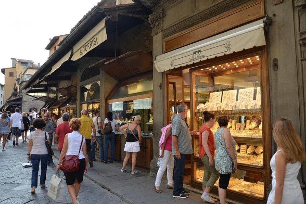 un gruppo di persone in piedi davanti a un negozio